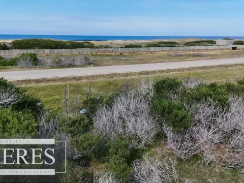 Venta de terreno de 2400m2 en Arenas de JI 1era linea!!