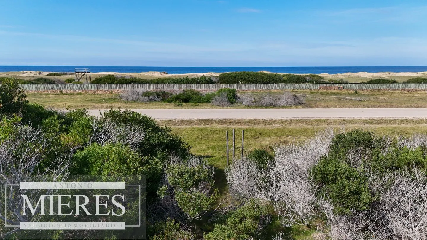 Venta de terreno de 2400m2 en Arenas de JI 1era linea!! — foto 2