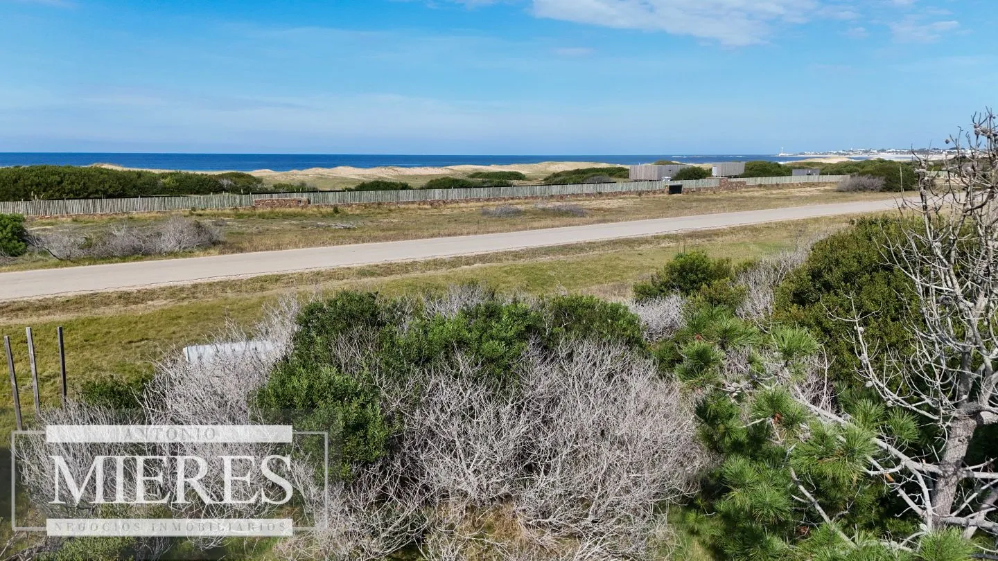 Venta de terreno de 2400m2 en Arenas de JI 1era linea!! — foto 3