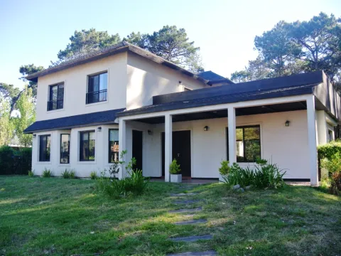 Venta casa 5 dormitorios barrio privado- La Arbolada