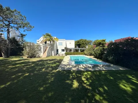 Alquiler temporario de casa de 5 dormitorios - Playa Brava