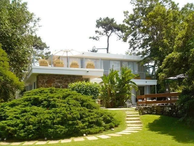 Casa cinco dormitorios Playa Mansa — foto 1