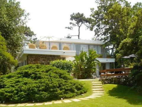 Casa cinco dormitorios Playa Mansa