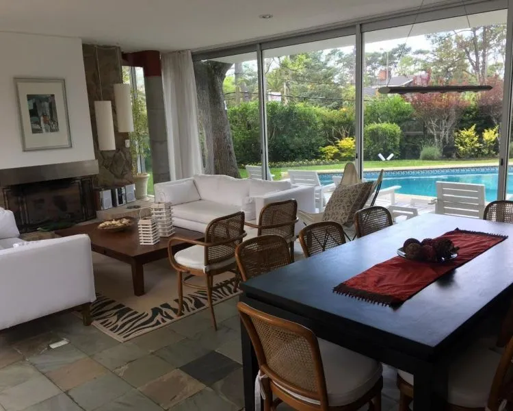 Casa cinco dormitorios Playa Mansa — foto 2
