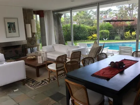 Casa cinco dormitorios Playa Mansa — foto 2