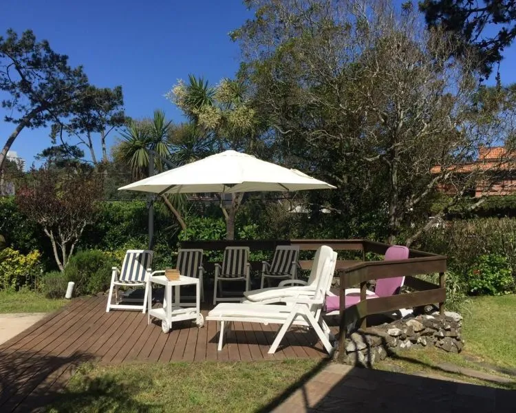 Casa cinco dormitorios Playa Mansa — foto 4