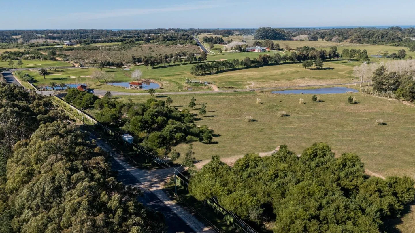 VENTA DE CHACRA 5 HAS MB UBICACION EN ZONA GOLF DE LA BARRA — foto 1