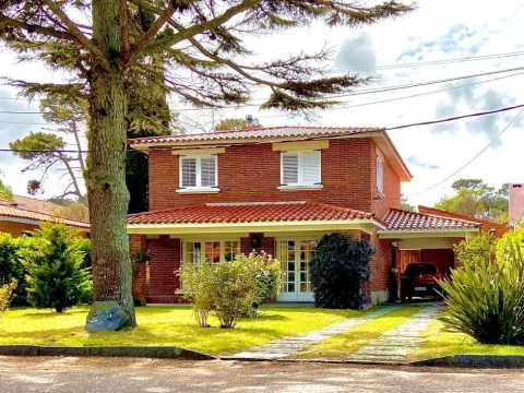 Alquiler de temporada casa 5 dormitorios- Playa Mansa