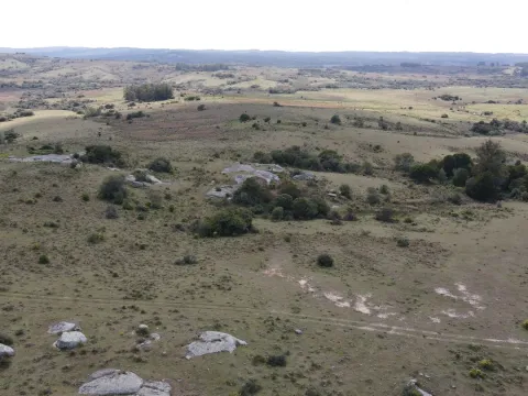 Campo de 52ha  con paisaje serrano en Garzon